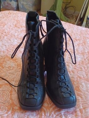 Kelsey Dagger Brooklyn Sz 8 1/2" Black Lace-Up Ankle Boots. 2 1/2" Block Heel.